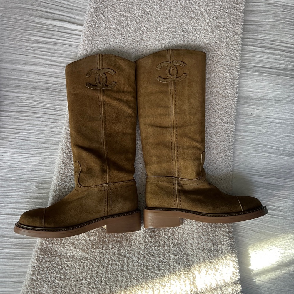 CHANEL Tan Suede Boots - Picture 6 of 6